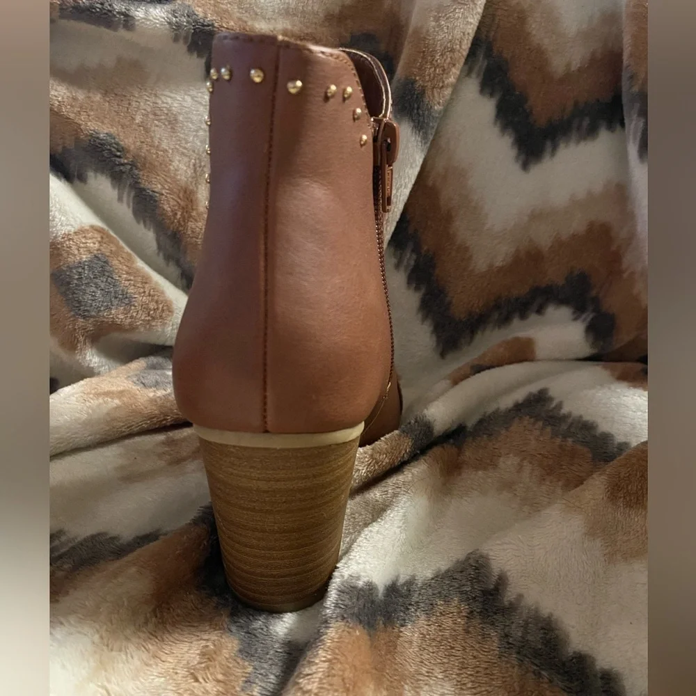 Lauren Conrad bootie. Zippers work great.